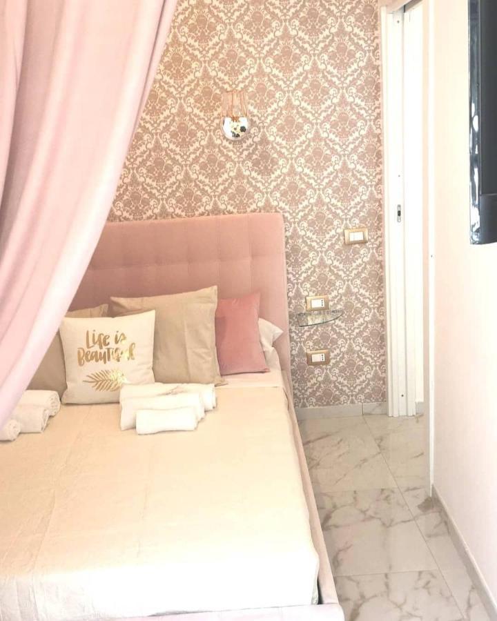 Domus Luigi Leone Bed & Breakfast เนเปิลส์ ภายนอก รูปภาพ