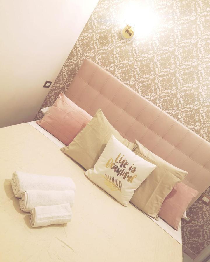 Domus Luigi Leone Bed & Breakfast เนเปิลส์ ภายนอก รูปภาพ