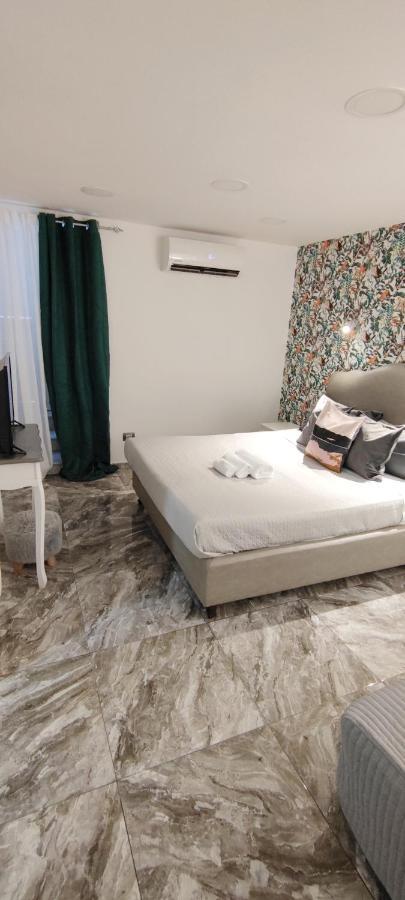 Domus Luigi Leone Bed & Breakfast เนเปิลส์ ภายนอก รูปภาพ