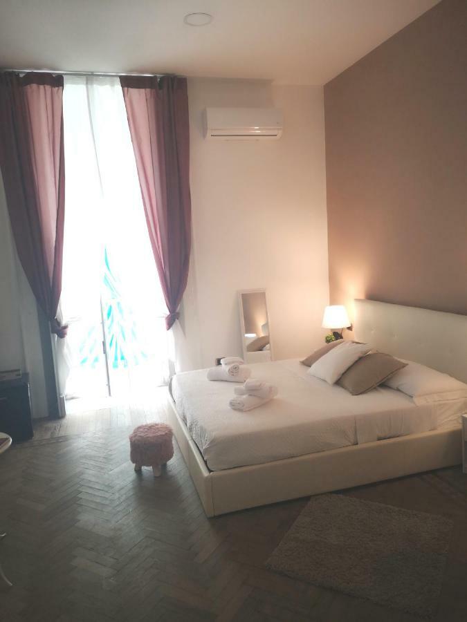 Domus Luigi Leone Bed & Breakfast เนเปิลส์ ภายนอก รูปภาพ