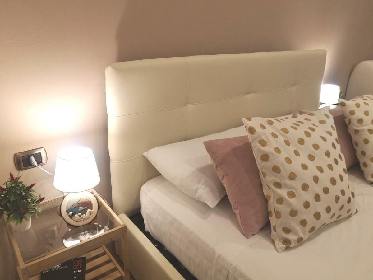 Domus Luigi Leone Bed & Breakfast เนเปิลส์ ภายนอก รูปภาพ