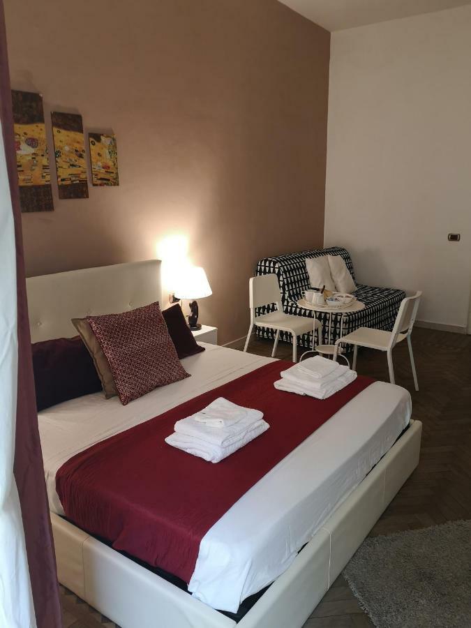 Domus Luigi Leone Bed & Breakfast เนเปิลส์ ภายนอก รูปภาพ