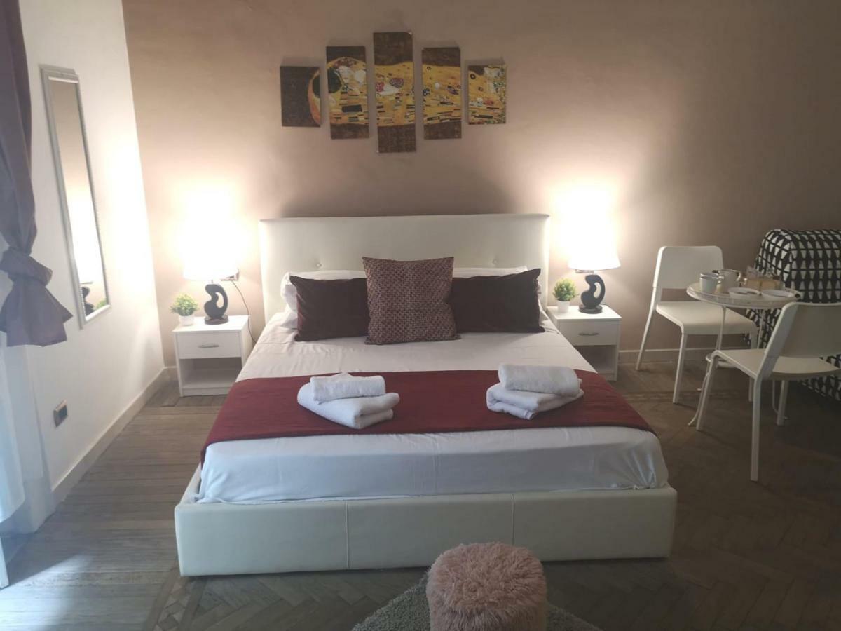 Domus Luigi Leone Bed & Breakfast เนเปิลส์ ภายนอก รูปภาพ