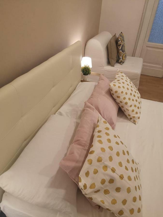 Domus Luigi Leone Bed & Breakfast เนเปิลส์ ภายนอก รูปภาพ