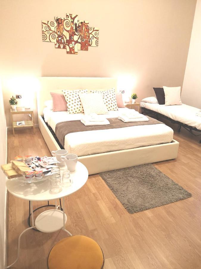 Domus Luigi Leone Bed & Breakfast เนเปิลส์ ภายนอก รูปภาพ