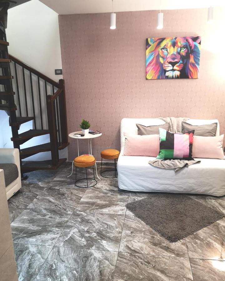 Domus Luigi Leone Bed & Breakfast เนเปิลส์ ภายนอก รูปภาพ