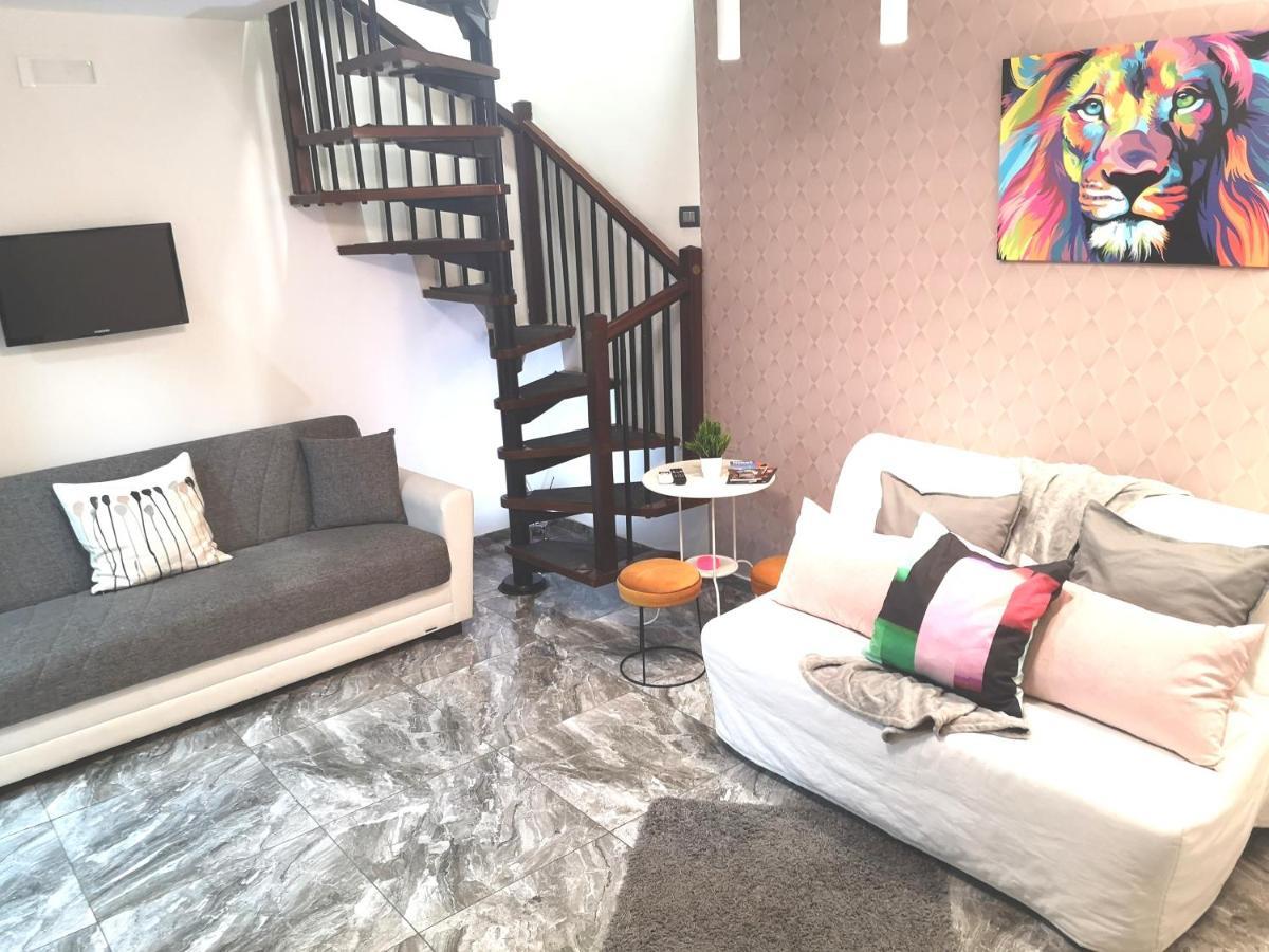 Domus Luigi Leone Bed & Breakfast เนเปิลส์ ภายนอก รูปภาพ
