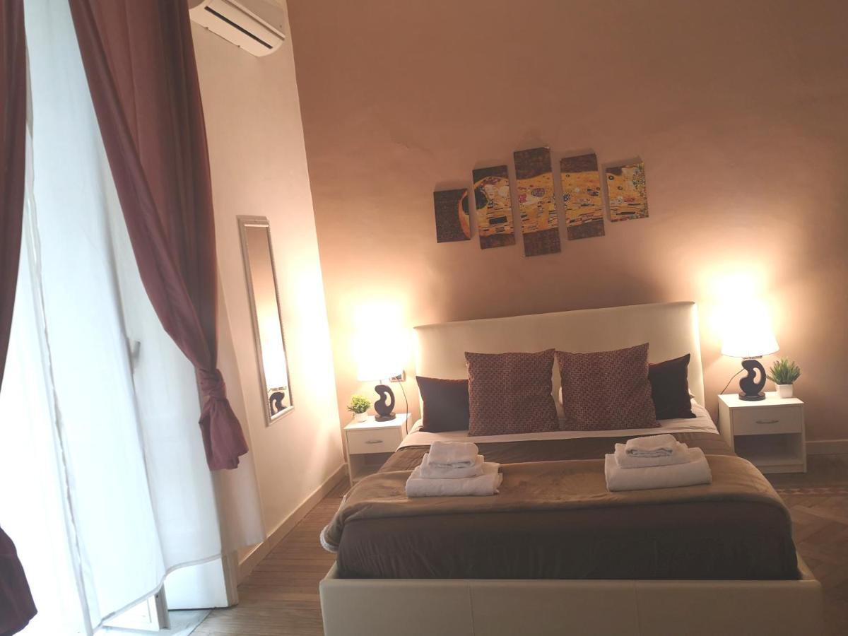 Domus Luigi Leone Bed & Breakfast เนเปิลส์ ภายนอก รูปภาพ