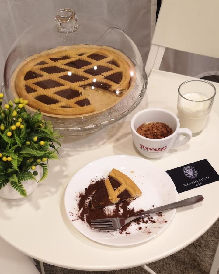 Domus Luigi Leone Bed & Breakfast เนเปิลส์ ภายนอก รูปภาพ