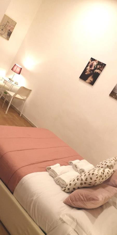 Domus Luigi Leone Bed & Breakfast เนเปิลส์ ภายนอก รูปภาพ