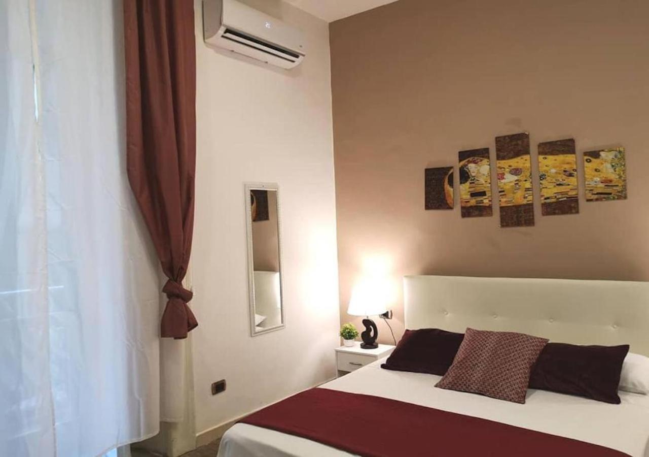 Domus Luigi Leone Bed & Breakfast เนเปิลส์ ภายนอก รูปภาพ