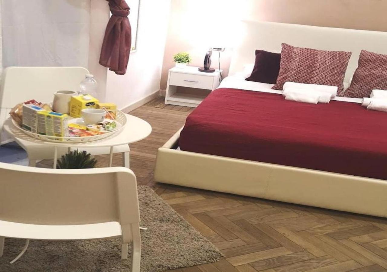 Domus Luigi Leone Bed & Breakfast เนเปิลส์ ภายนอก รูปภาพ