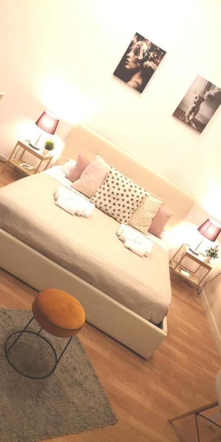 Domus Luigi Leone Bed & Breakfast เนเปิลส์ ภายนอก รูปภาพ